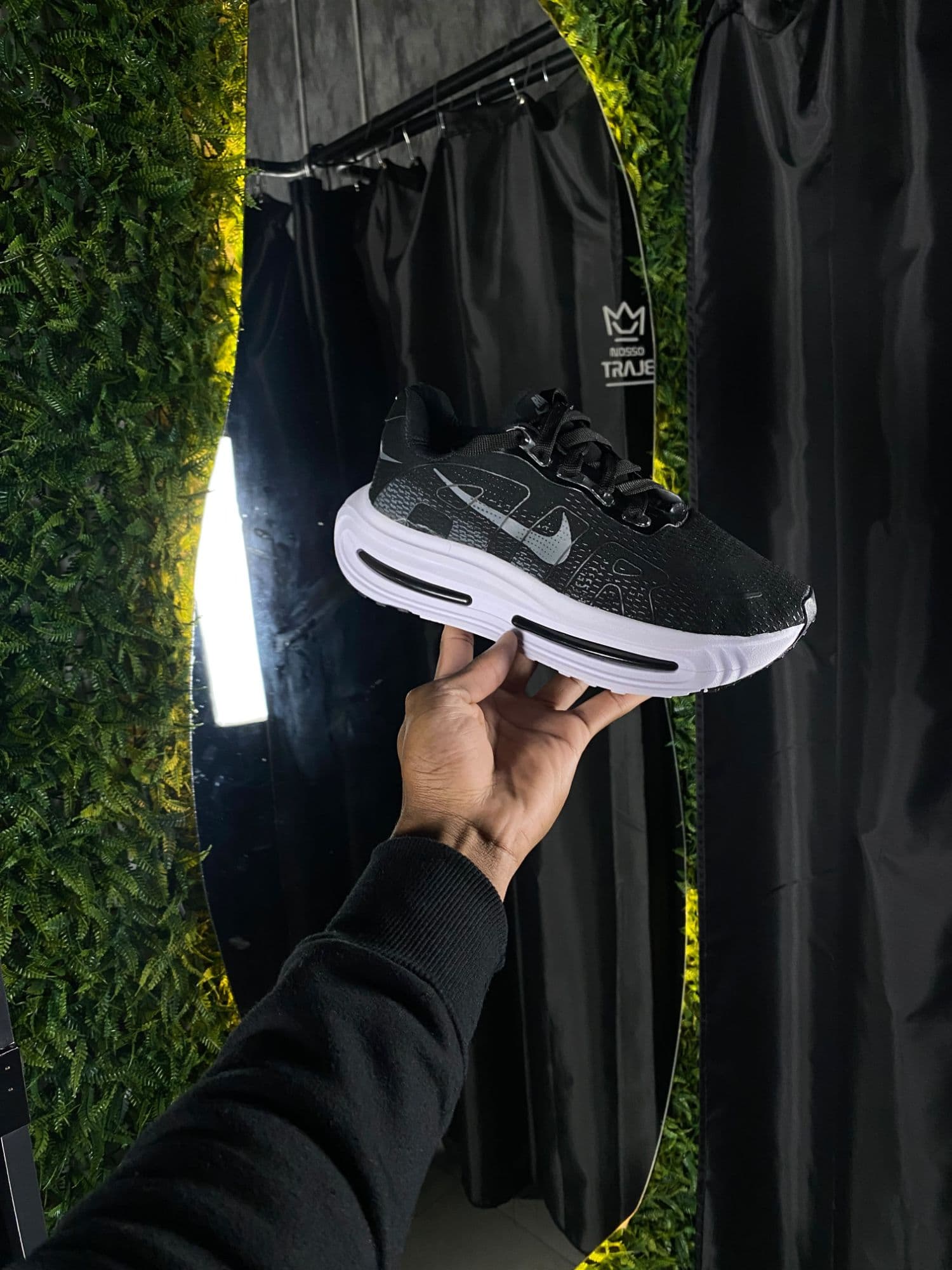 Nike Air Max Vomero Preto e Branco